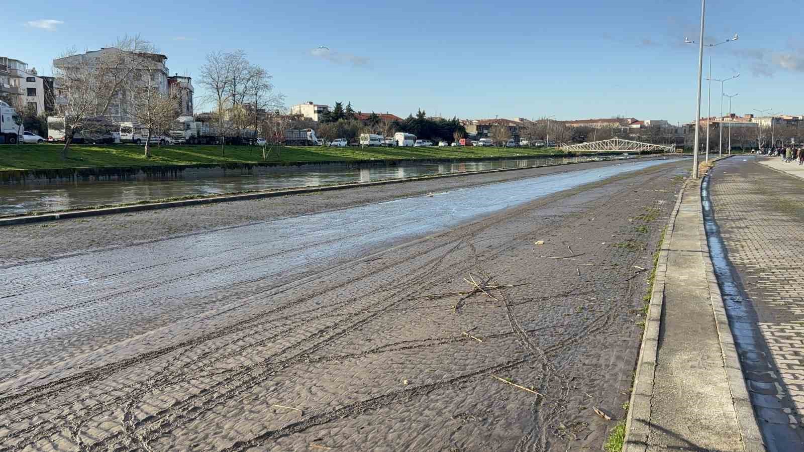 Çanakkale’de taşkın yaşanan Sarıçay normale döndü
