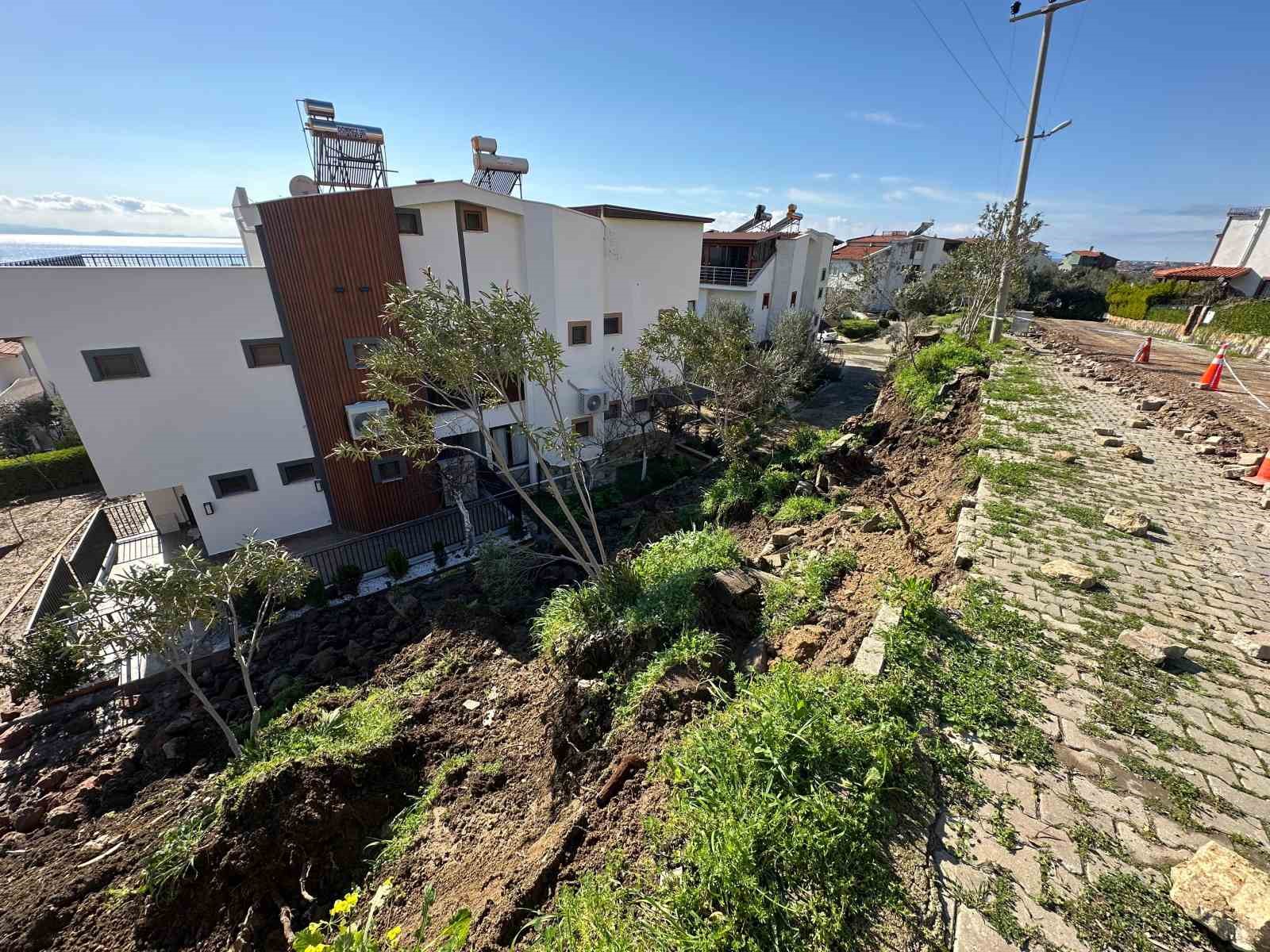 Çanakkale’de yağışlar sebebiyle bir sitenin istinat duvarı çöktü

