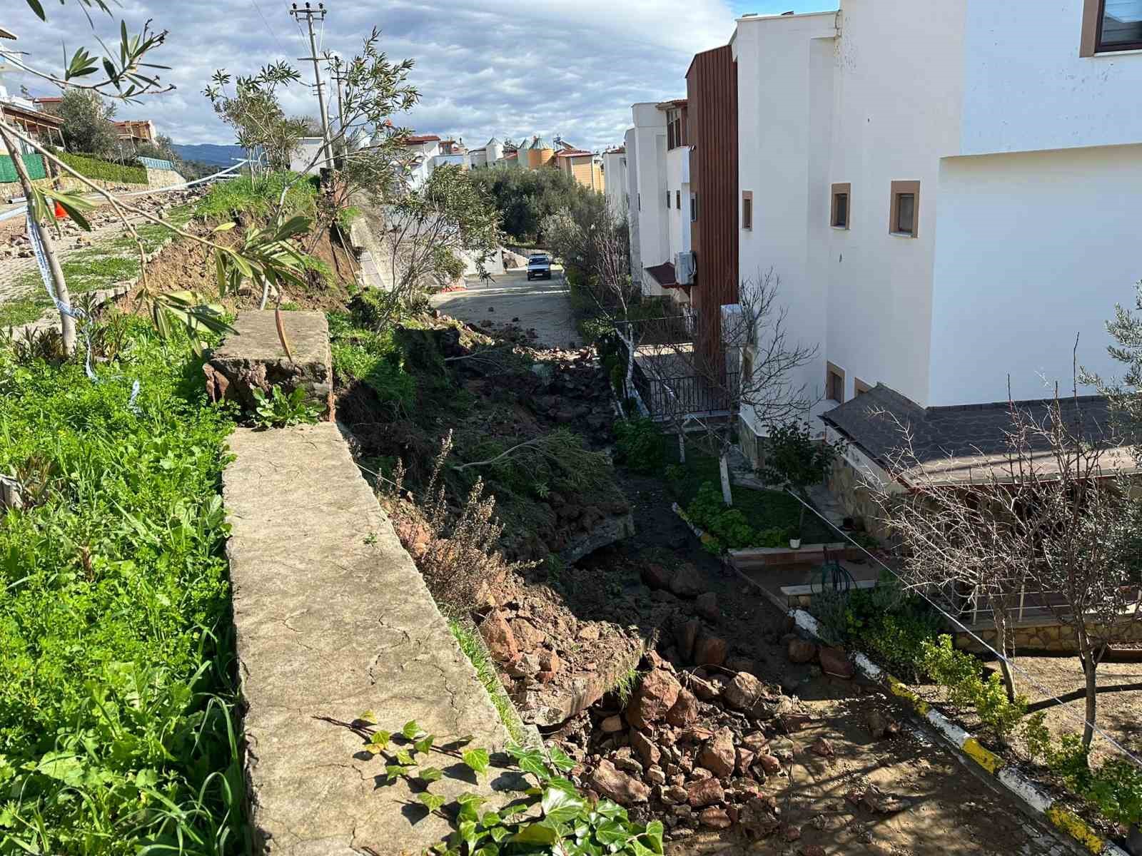 Çanakkale’de yağışlar sebebiyle bir sitenin istinat duvarı çöktü
