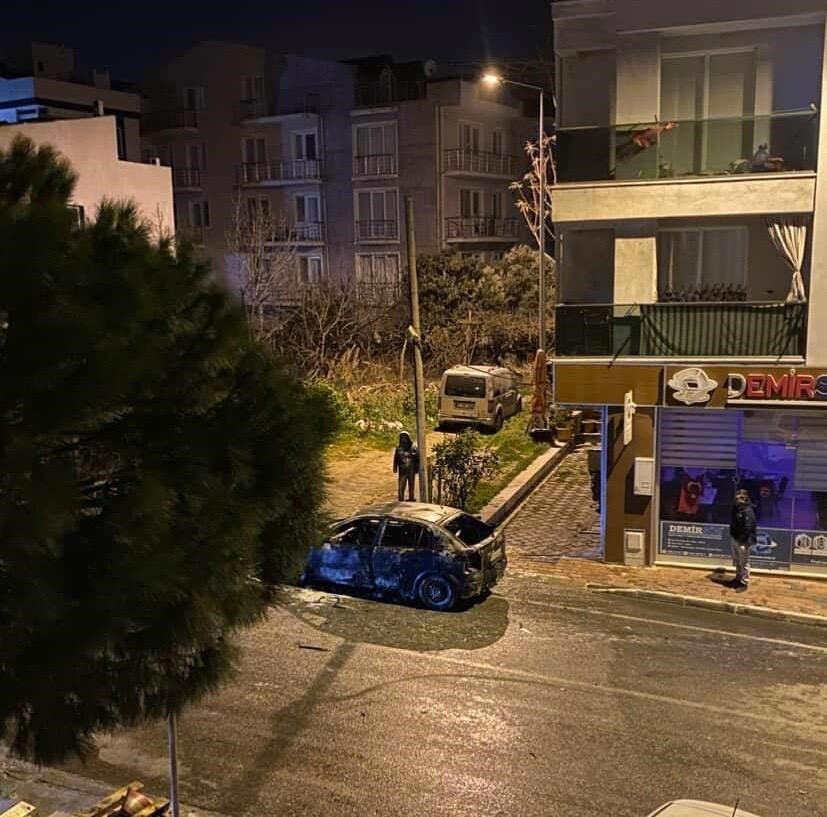 Çanakkale’de yanan araç bomba gibi patladı
