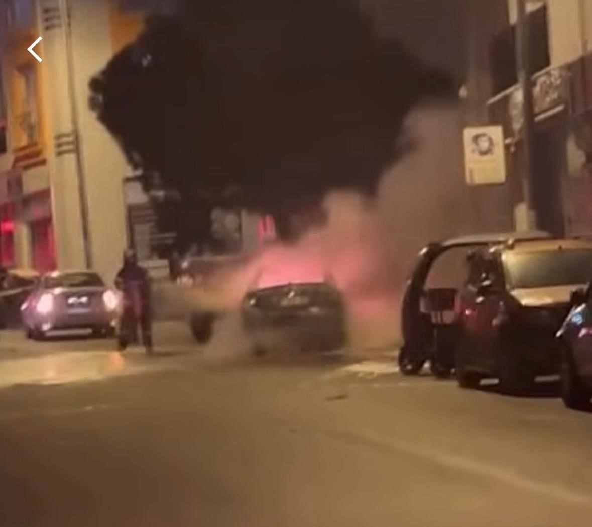 Çanakkale’de yanan araç bomba gibi patladı
