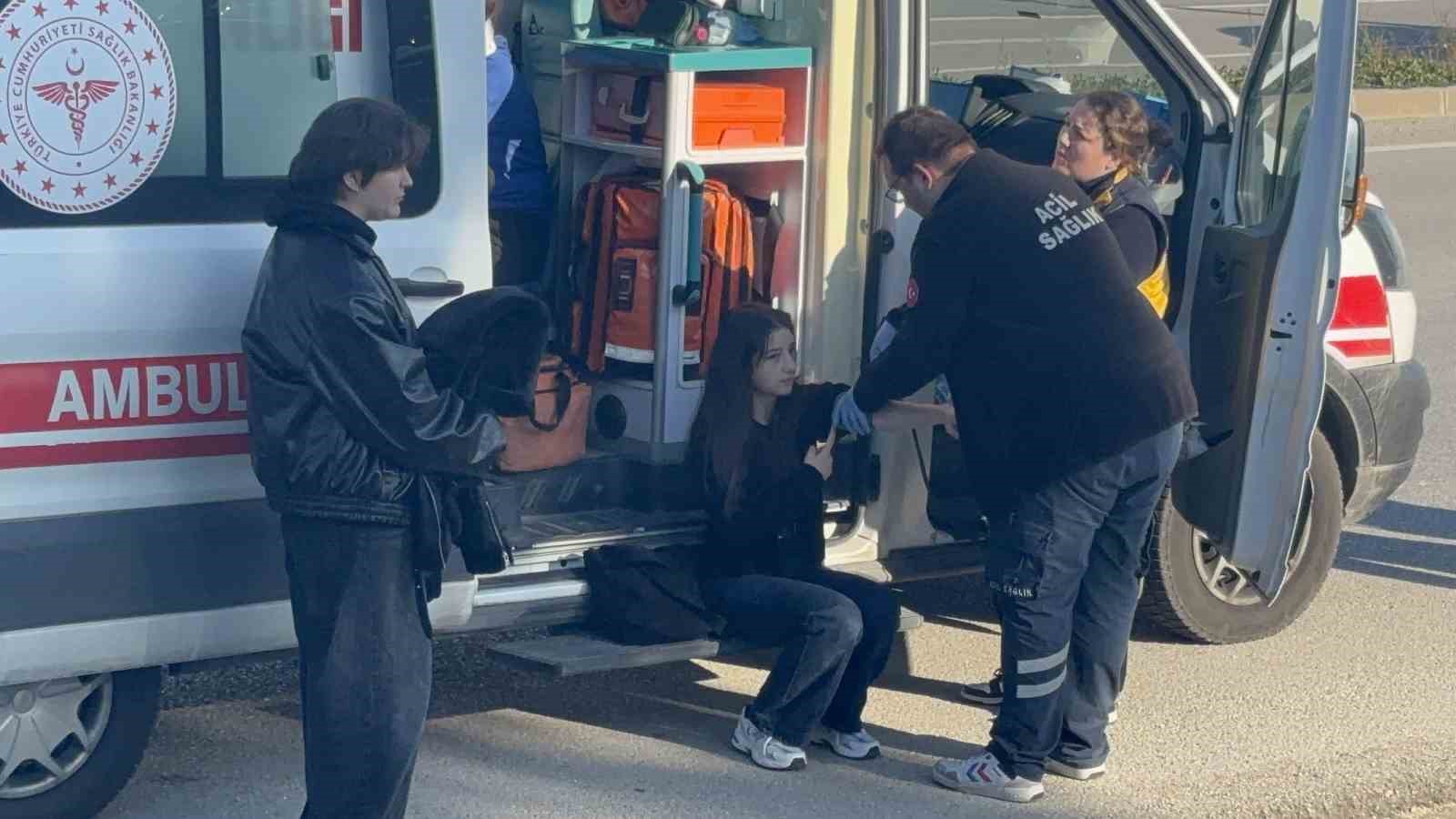 Çanakkale’de yolcu minibüsü devrildi: 8 yaralı
