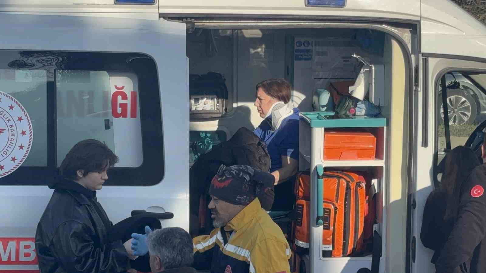 Çanakkale’de yolcu minibüsü devrildi: 8 yaralı
