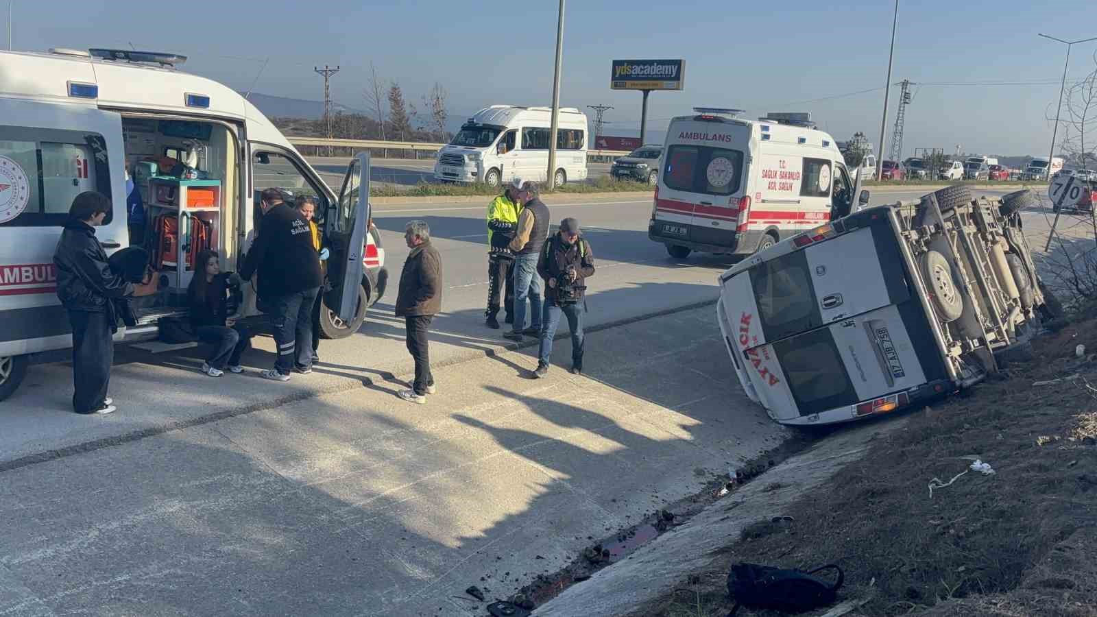 Çanakkale’de yolcu minibüsü devrildi: 8 yaralı
