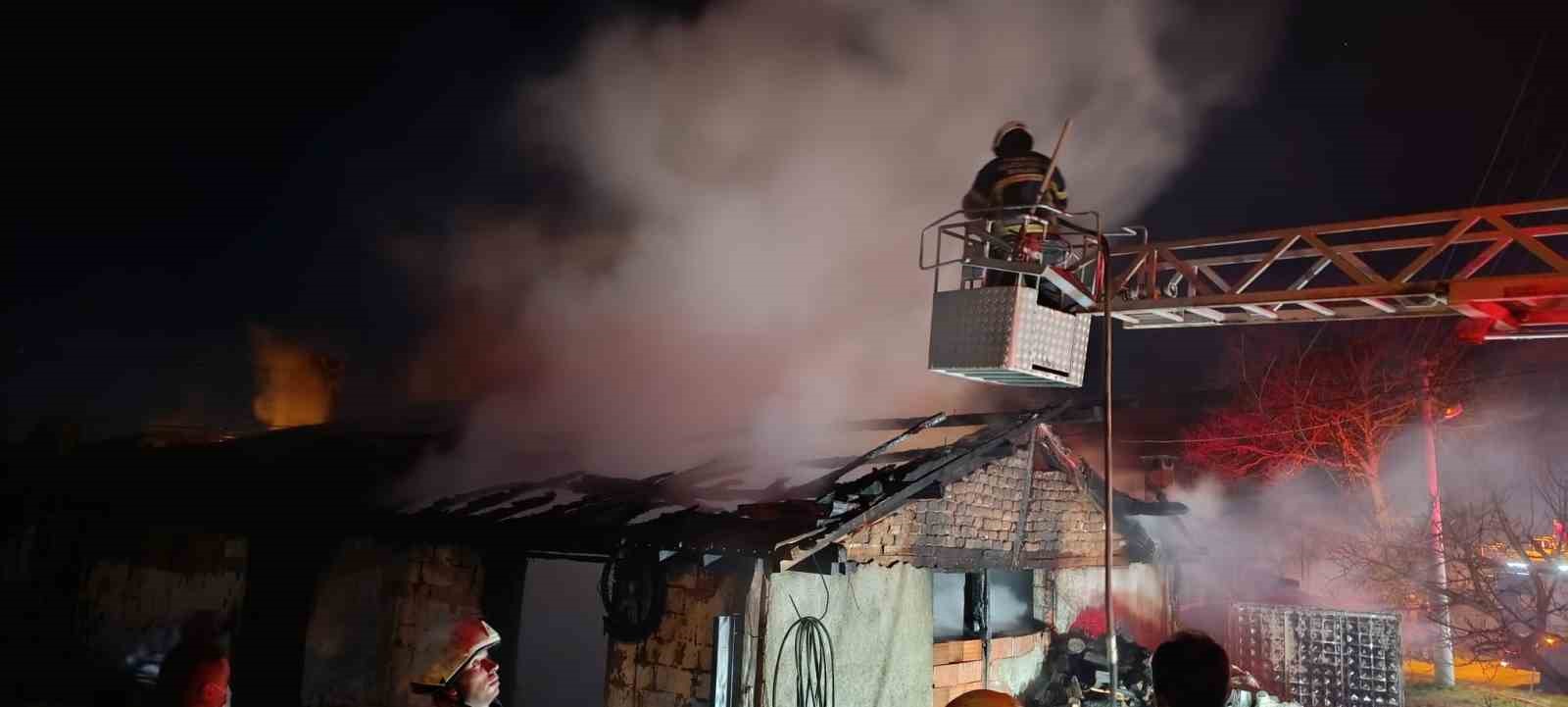 Çan’da çıkan yangında 1 otomobil ve 1 motosiklet yandı
