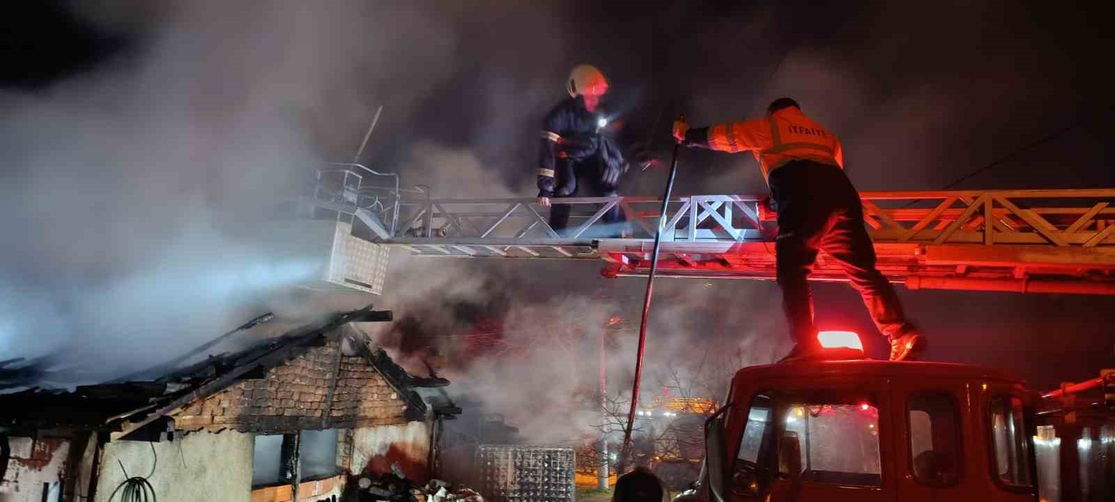 Çan’da çıkan yangında 1 otomobil ve 1 motosiklet yandı
