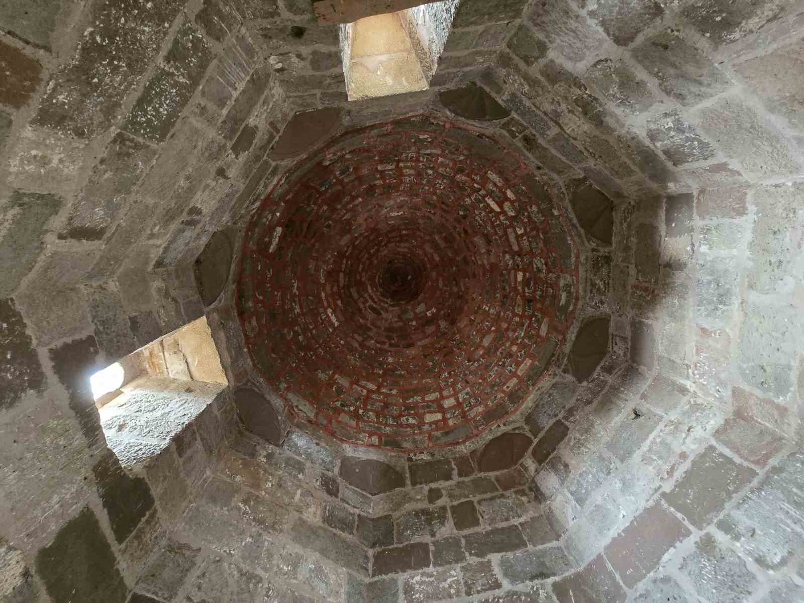 Çandır’daki 5 asırlık türbe tarihe ışık tutuyor
