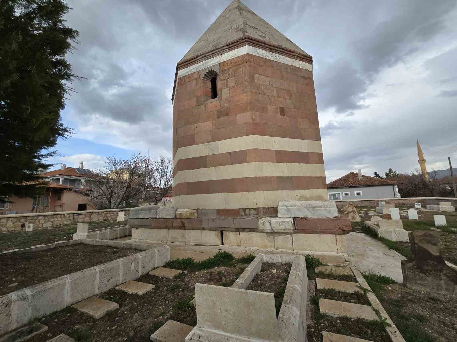Çandır’daki 5 asırlık türbe tarihe ışık tutuyor
