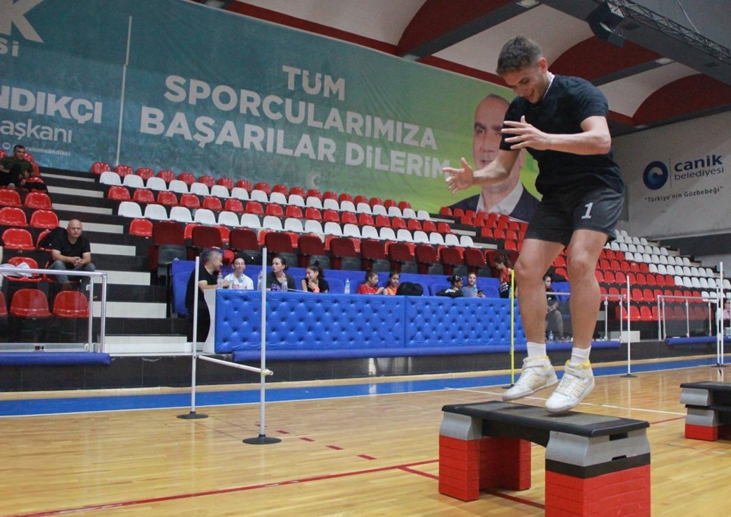 Canik Belediyesi gençleri hedeflerine taşıyor
Canik Belediyesi gençleri hedeflerine taşıyor