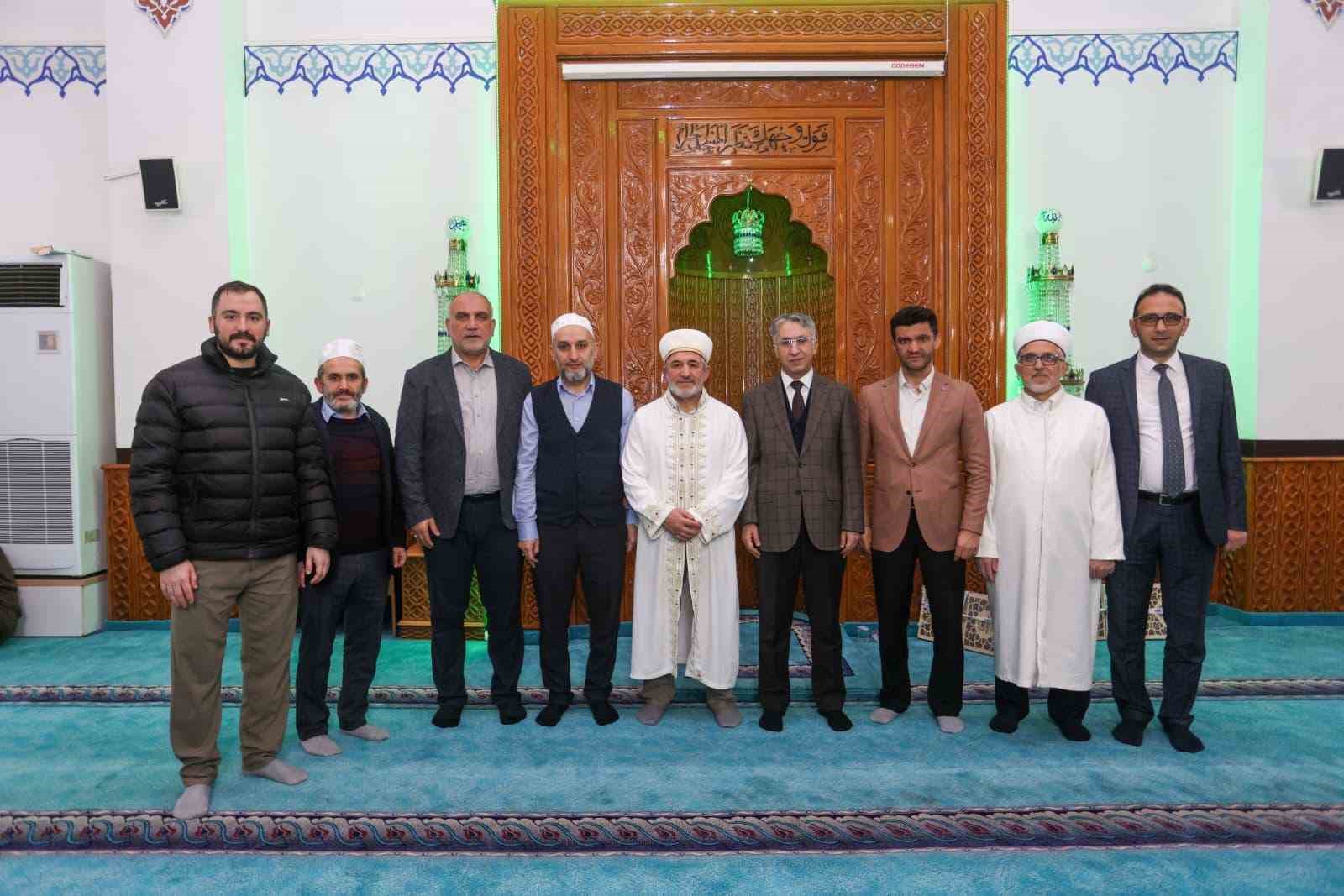 Canik’te binler Kadir Gecesi’nde ellerini semaya açtı
