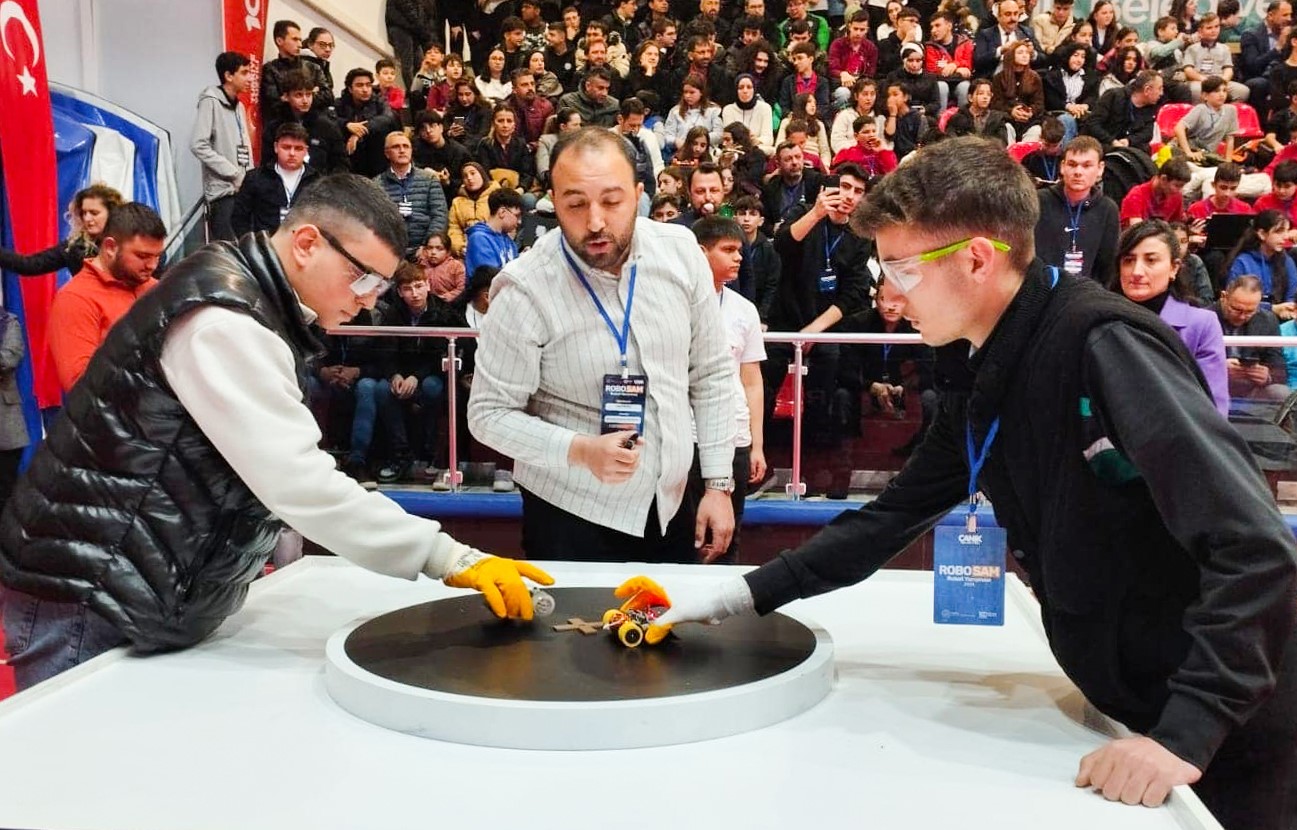 Canik’te gençler robotlarıyla sahneye çıkıyor
