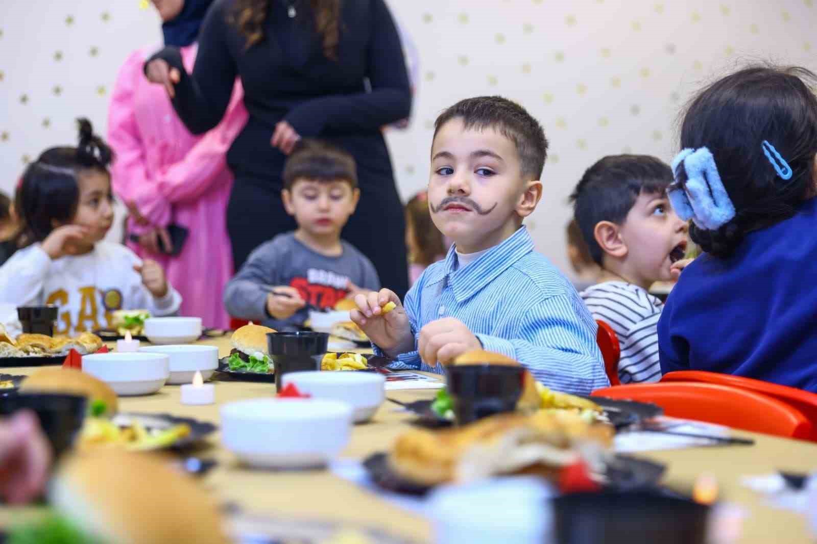 Canik’te minikler, tekne oruçlarını Başkan Kurnaz ile birlikte açtı
Canik’te minikler, tekne oruçlarını Başkan Kurnaz ile birlikte açtı