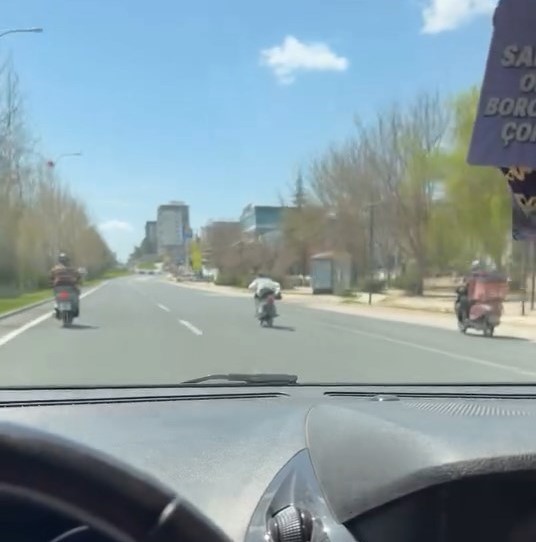 Canını hiçe sayıp motosikleti üzerine uzanarak sürdü
