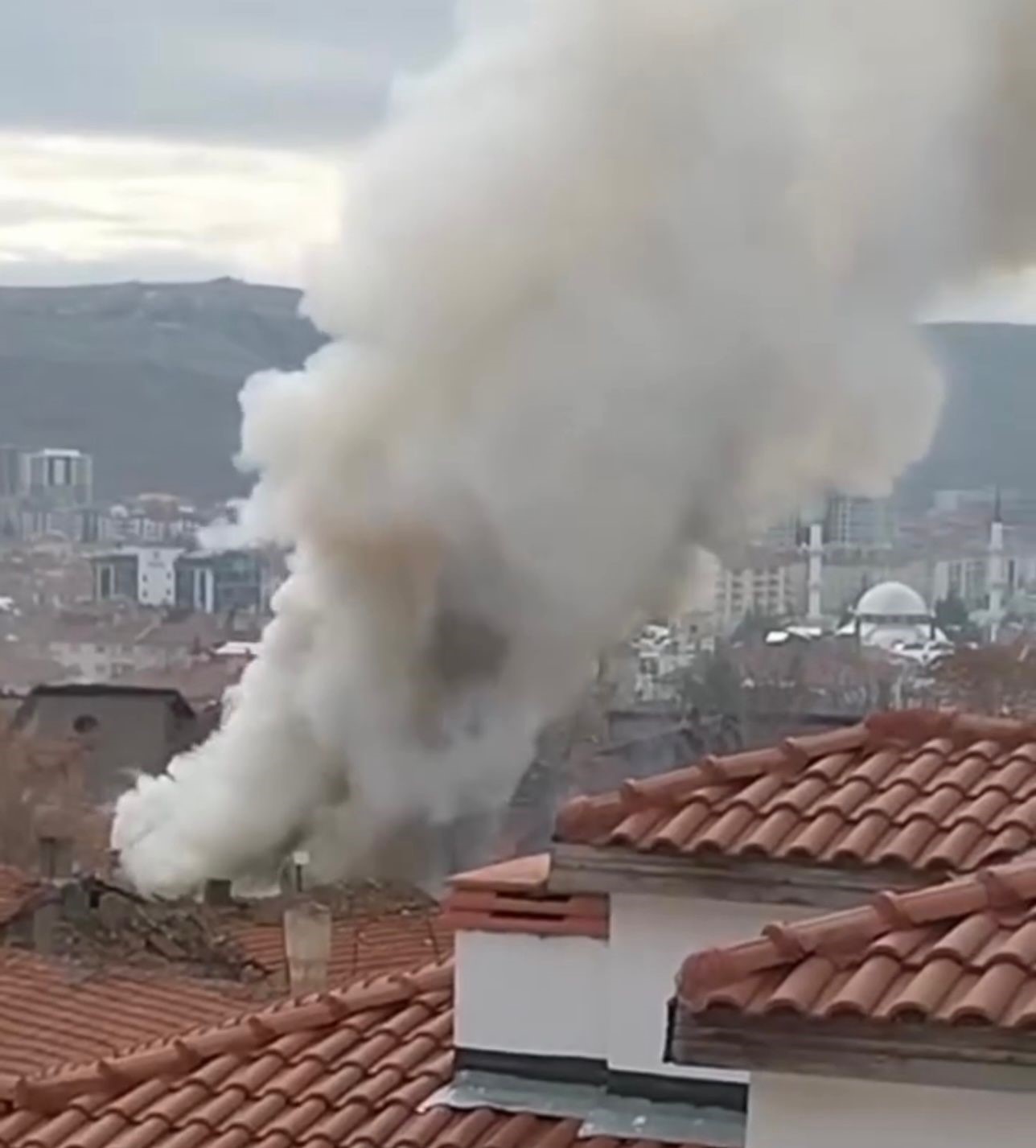 Çankırı’da evin çatısı alevlere teslim oldu
