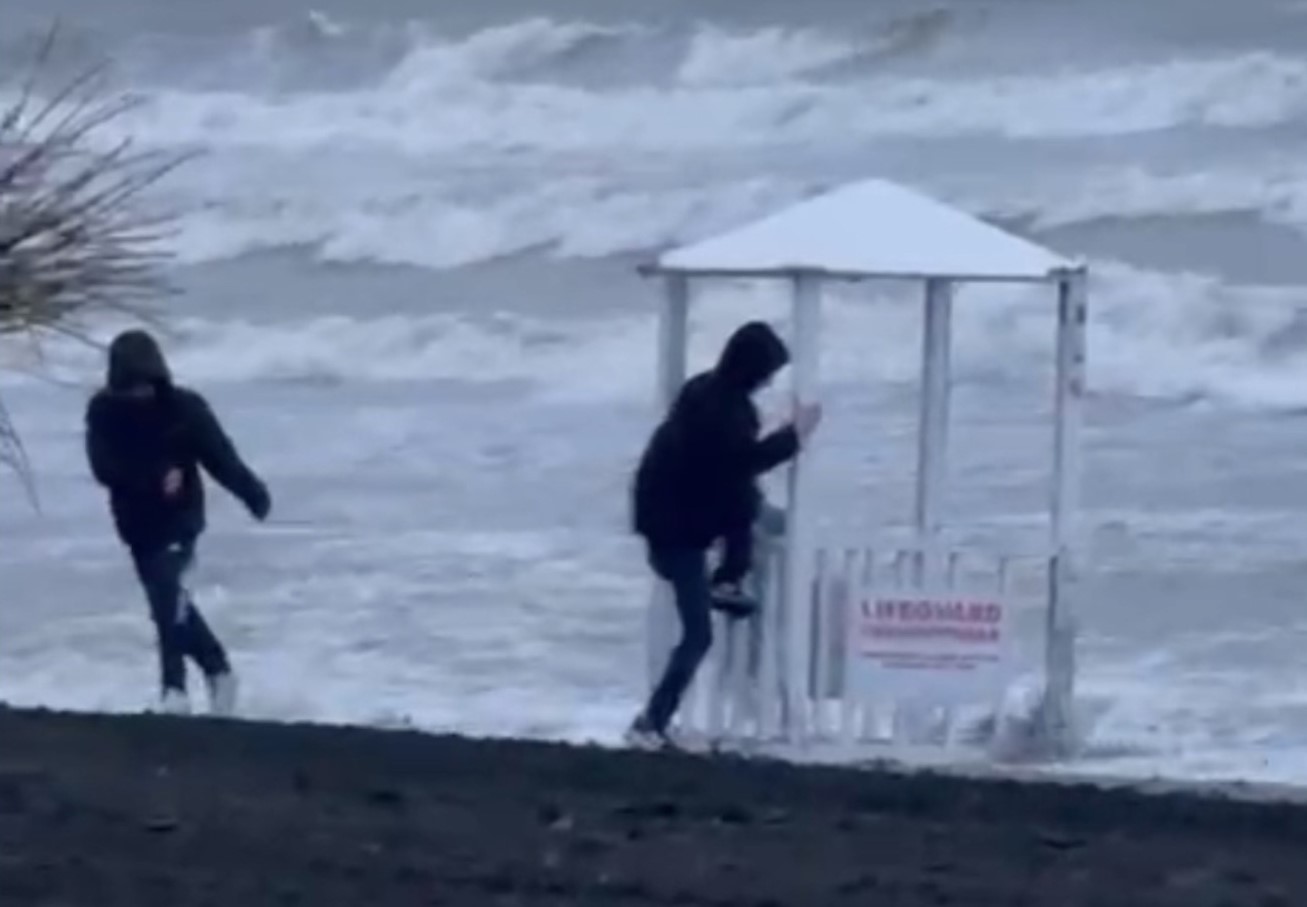 Cankurtaran kulübesini denize atmak isteyen 3 çocuğa polis müdahalesi
