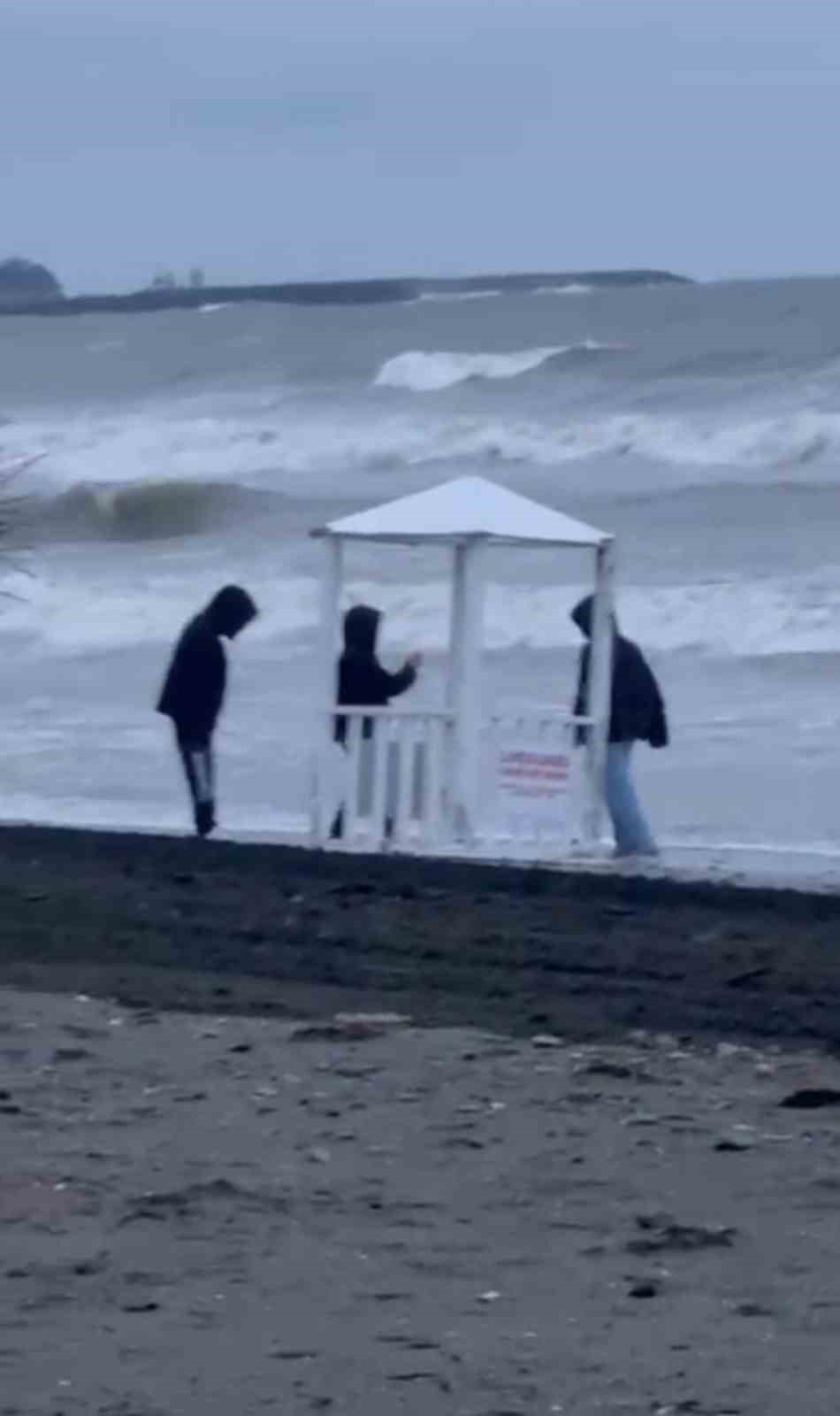 Cankurtaran kulübesini denize atmak isteyen 3 çocuğa polis müdahalesi
