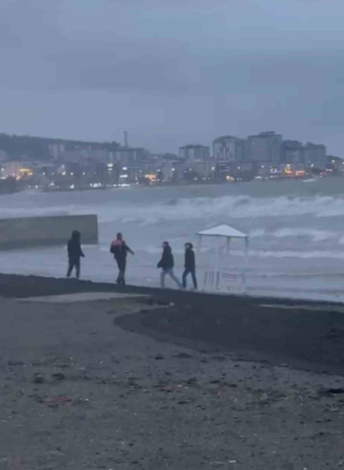 Cankurtaran kulübesini denize atmak isteyen 3 çocuğa polis müdahalesi
