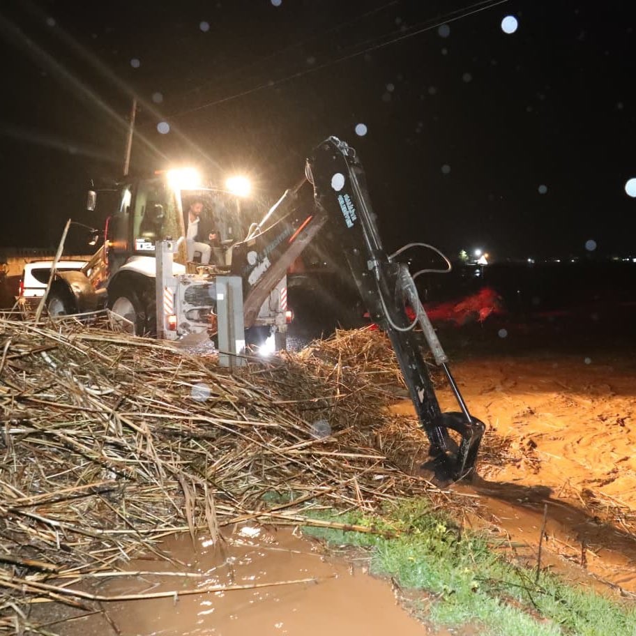 Canpolat ve Kaymakam Şahin’den gece sağanak mesaisi
