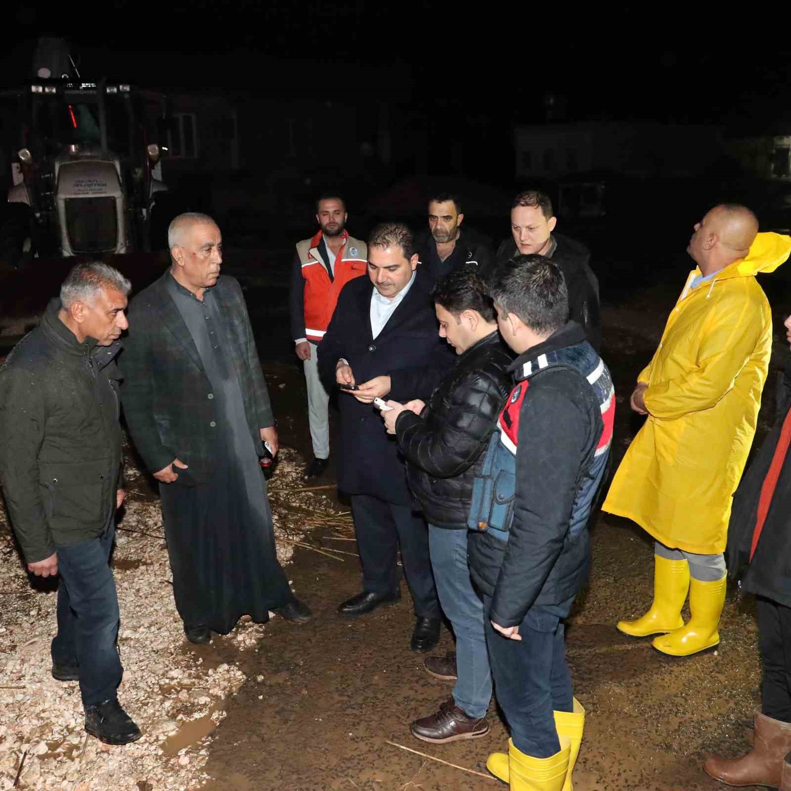 Canpolat ve Kaymakam Şahin’den gece sağanak mesaisi

