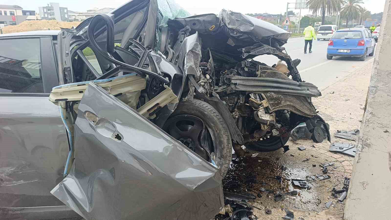 Çarpışan iki araçtan biri üst geçidin ayaklarına çarptı: 1 ağır yaralı
