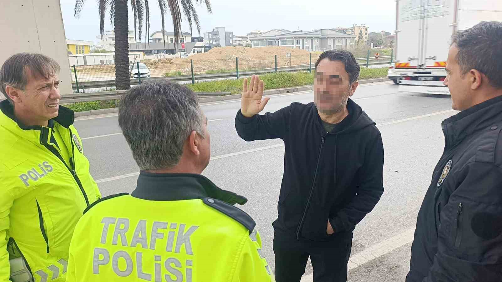 Çarpışan iki araçtan biri üst geçidin ayaklarına çarptı: 1 ağır yaralı
