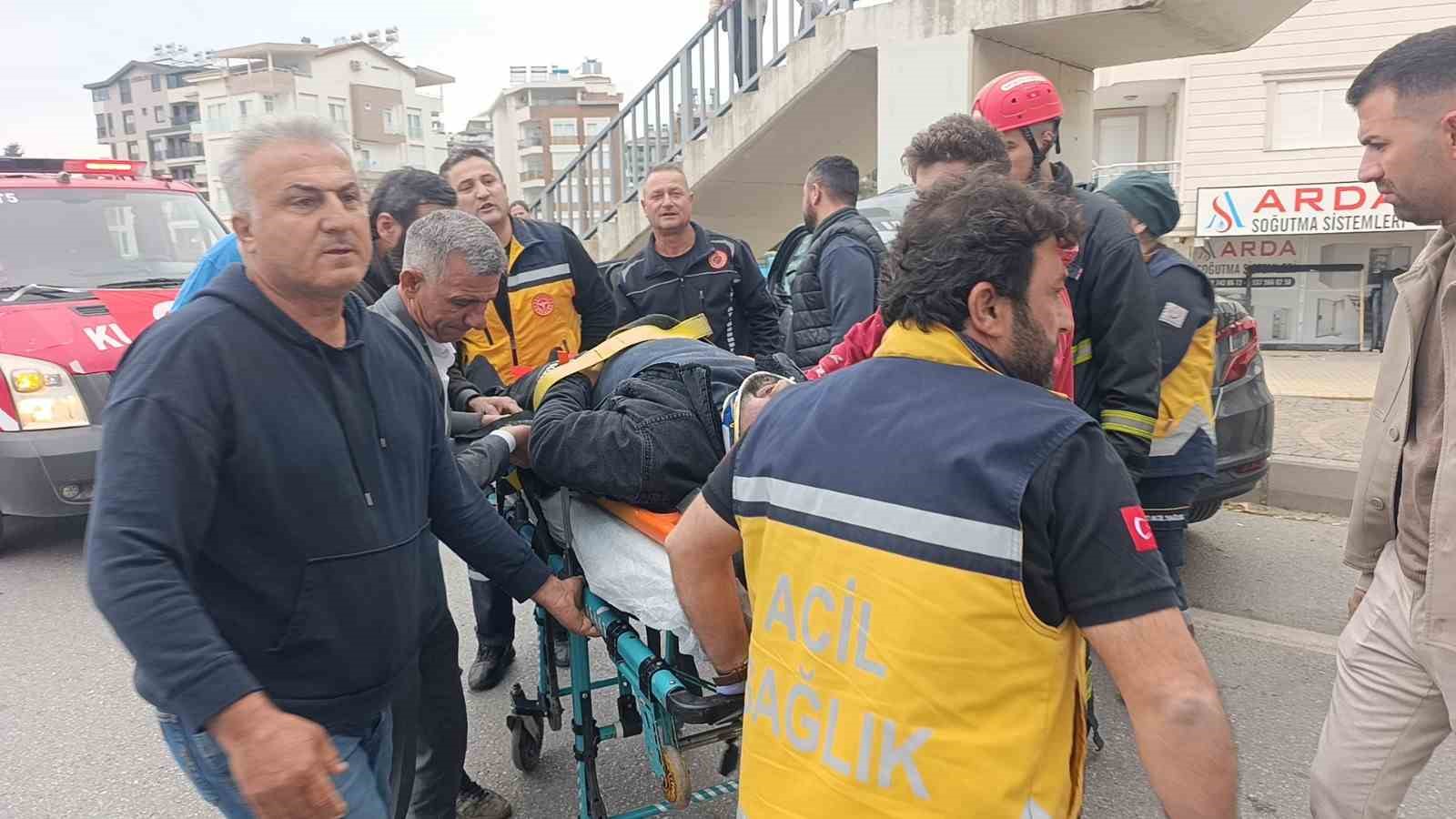 Çarpışan iki araçtan biri üst geçidin ayaklarına çarptı: 1 ağır yaralı
