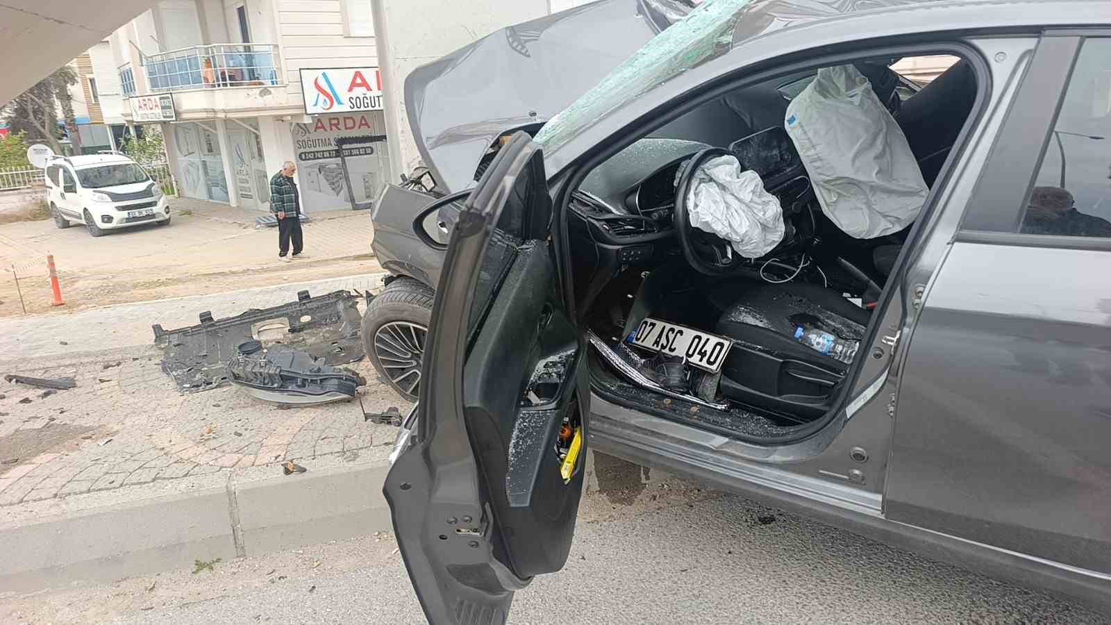 Çarpışan iki araçtan biri üst geçidin ayaklarına çarptı: 1 ağır yaralı
