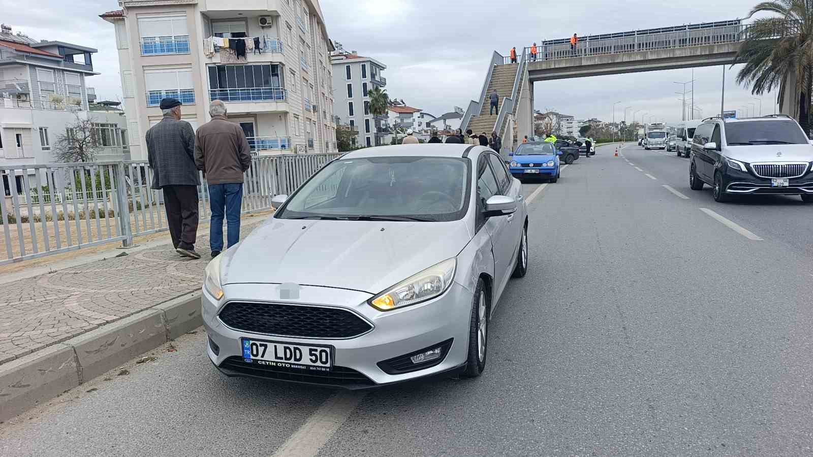 Çarpışan iki araçtan biri üst geçidin ayaklarına çarptı: 1 ağır yaralı
