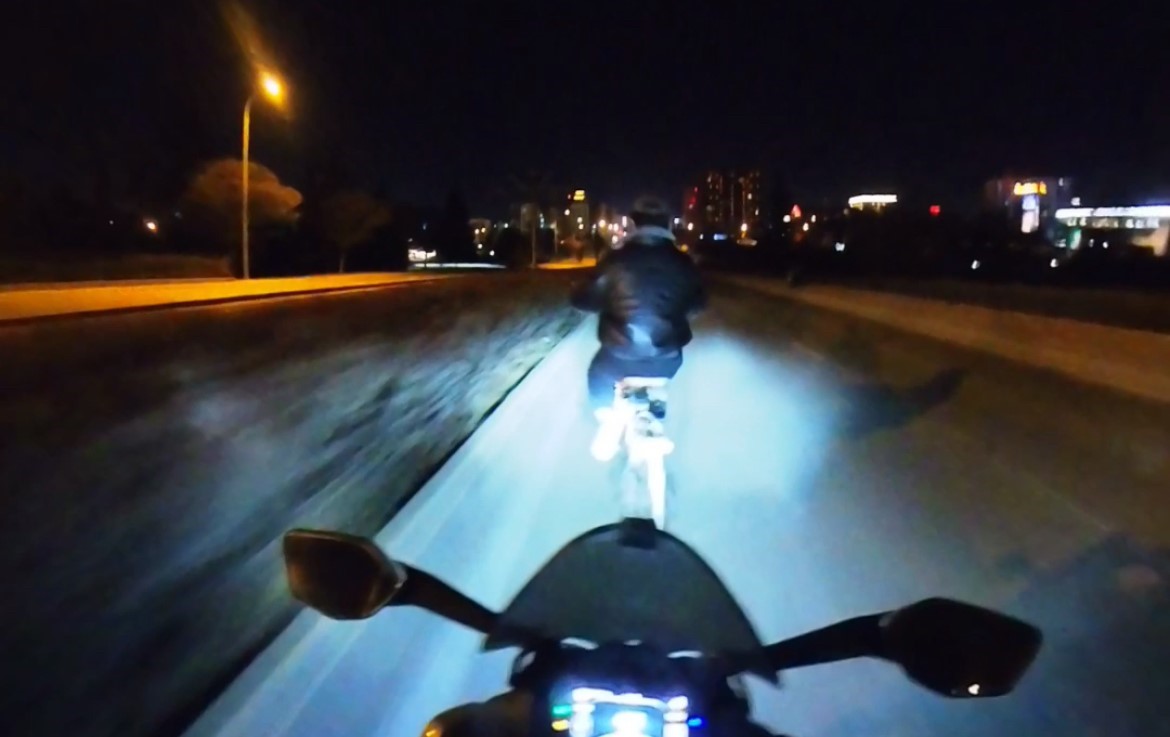 Çarpmaktan son anda kurtulduğu bisikletliye önce tokat attı, sonra yerden kaldırdı
Çarpmaktan son anda kurtulduğu bisikletliye önce tokat attı, sonra yerden kaldırdı