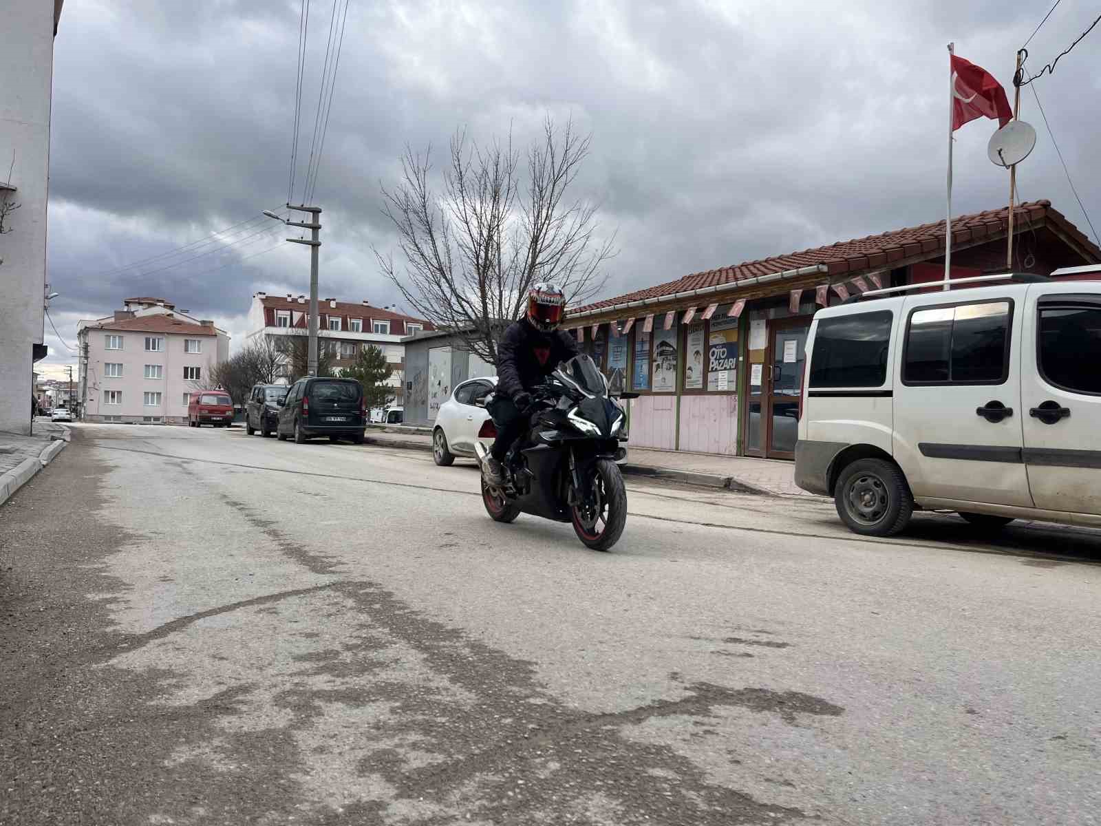 Çarpmaktan son anda kurtulduğu bisikletliye önce tokat attı, sonra yerden kaldırdı
Çarpmaktan son anda kurtulduğu bisikletliye önce tokat attı, sonra yerden kaldırdı
