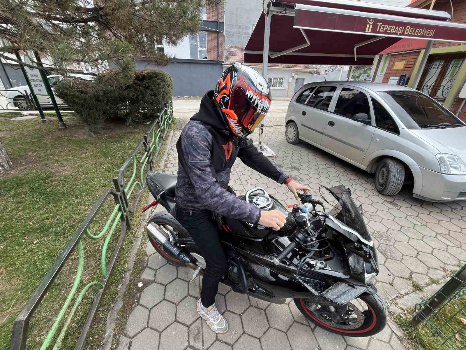 Çarpmaktan son anda kurtulduğu bisikletliye önce tokat attı, sonra yerden kaldırdı
Çarpmaktan son anda kurtulduğu bisikletliye önce tokat attı, sonra yerden kaldırdı