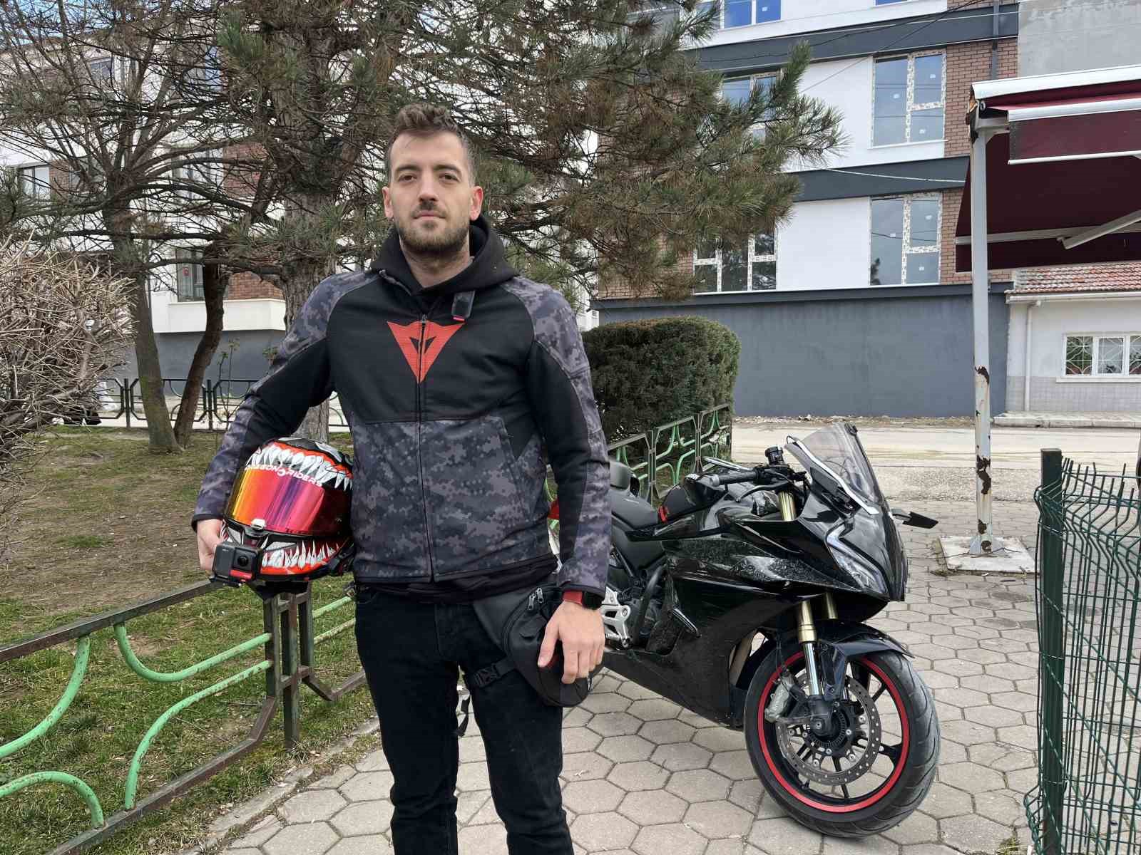 Çarpmaktan son anda kurtulduğu bisikletliye önce tokat attı, sonra yerden kaldırdı
Çarpmaktan son anda kurtulduğu bisikletliye önce tokat attı, sonra yerden kaldırdı