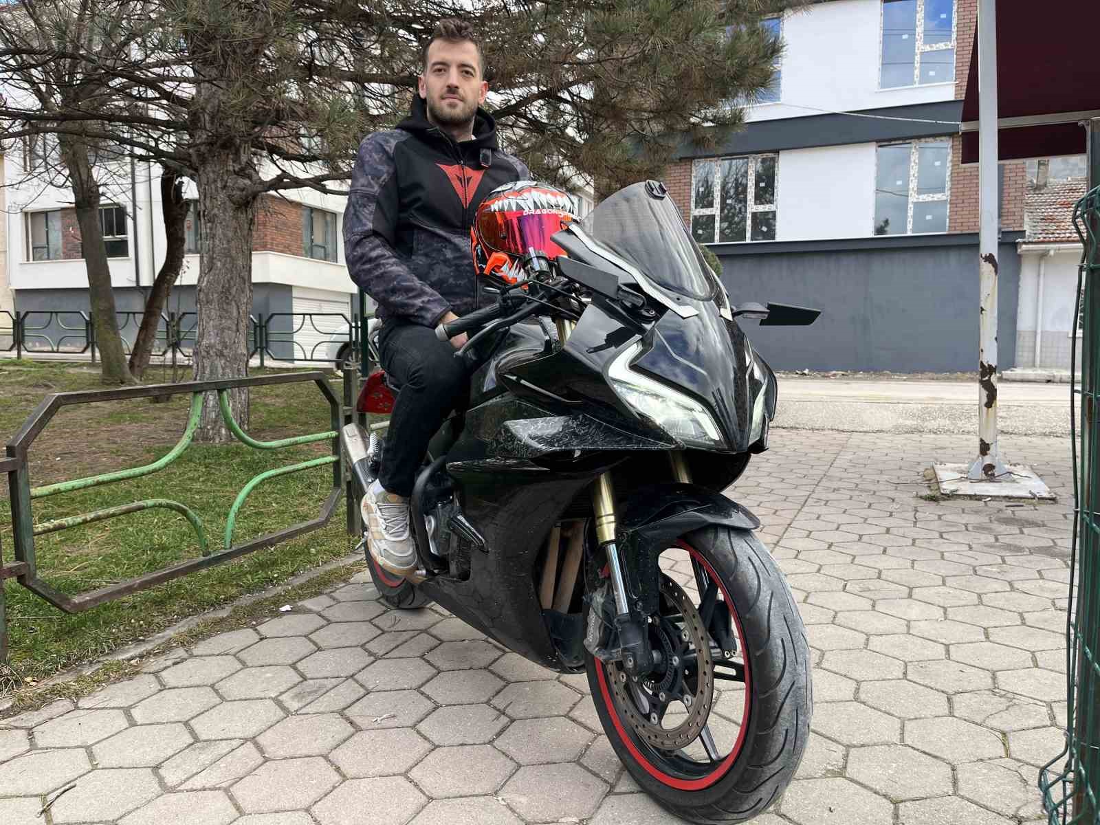 Çarpmaktan son anda kurtulduğu bisikletliye önce tokat attı, sonra yerden kaldırdı
Çarpmaktan son anda kurtulduğu bisikletliye önce tokat attı, sonra yerden kaldırdı