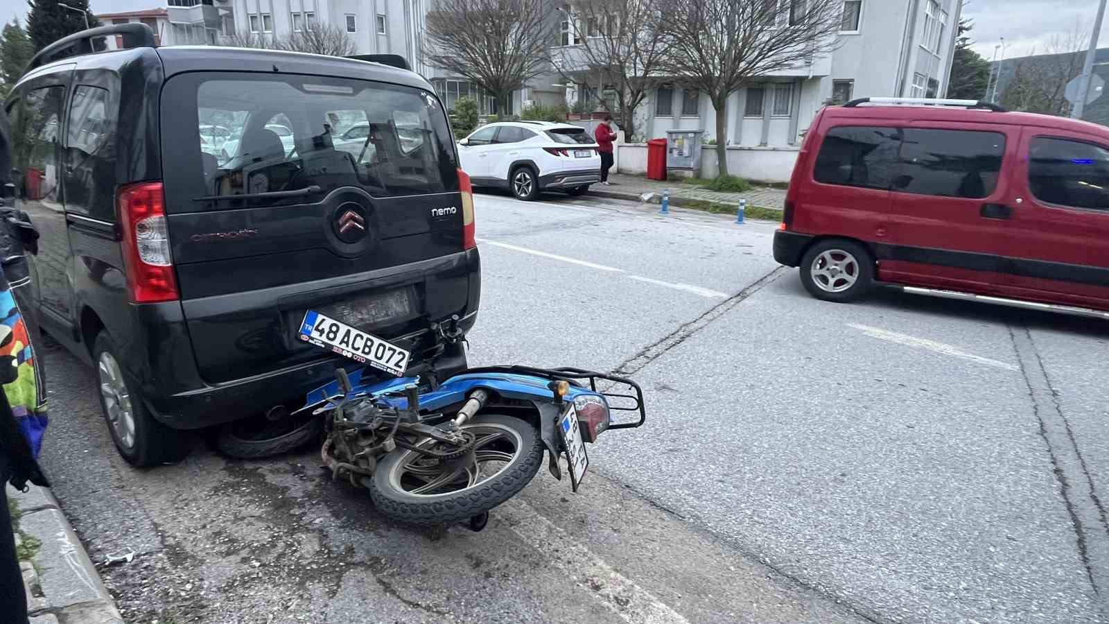 Çarpmamak için kaçtı, başka araca çarptıı
