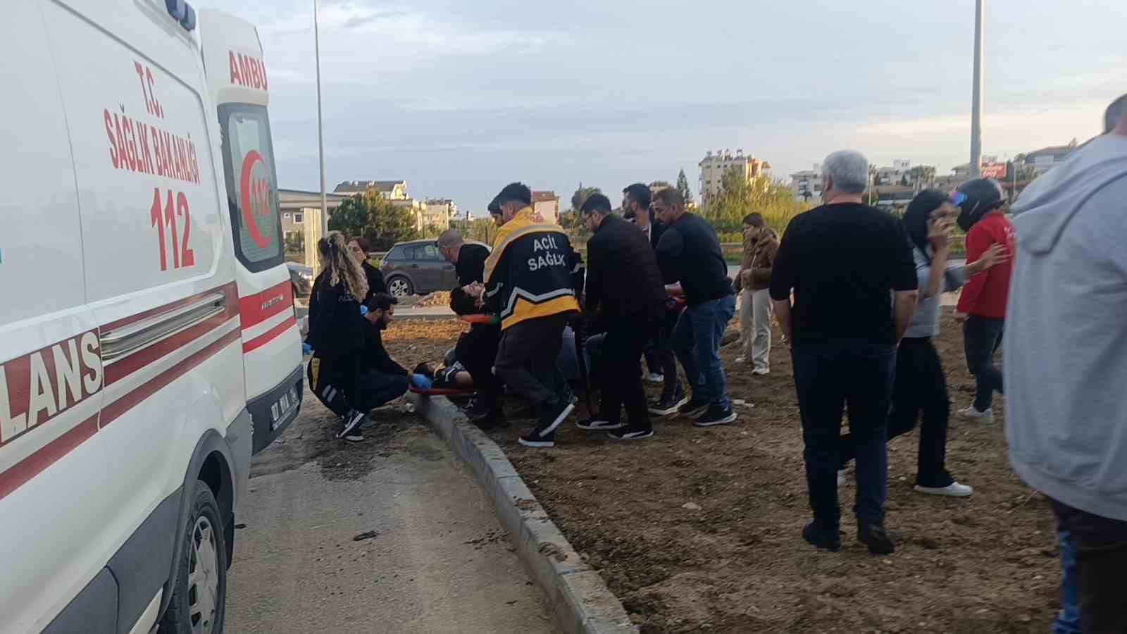 Çarpmanın etkisiyle 20 metre fırlayıp refüjdeki toprağa düşüp hayata tutundular: 2 yaralı

