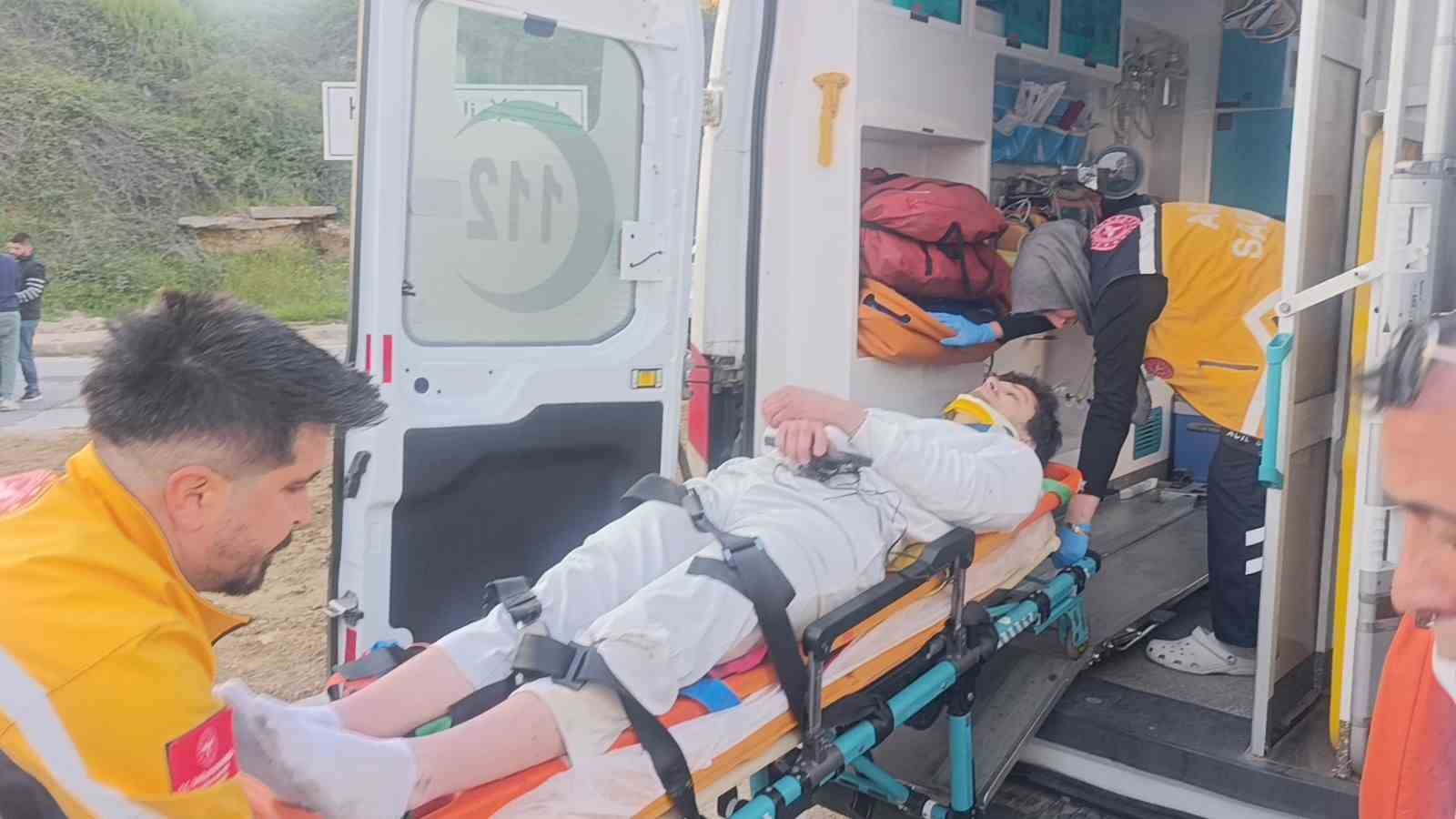 Çarpmanın etkisiyle 20 metre fırlayıp refüjdeki toprağa düşüp hayata tutundular: 2 yaralı
