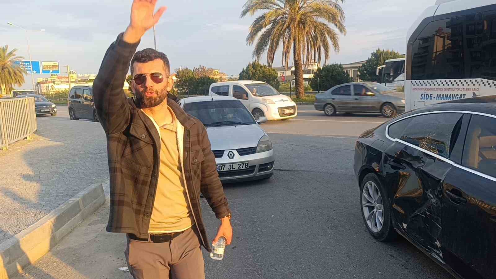 Çarpmanın etkisiyle 20 metre fırlayıp refüjdeki toprağa düşüp hayata tutundular: 2 yaralı
