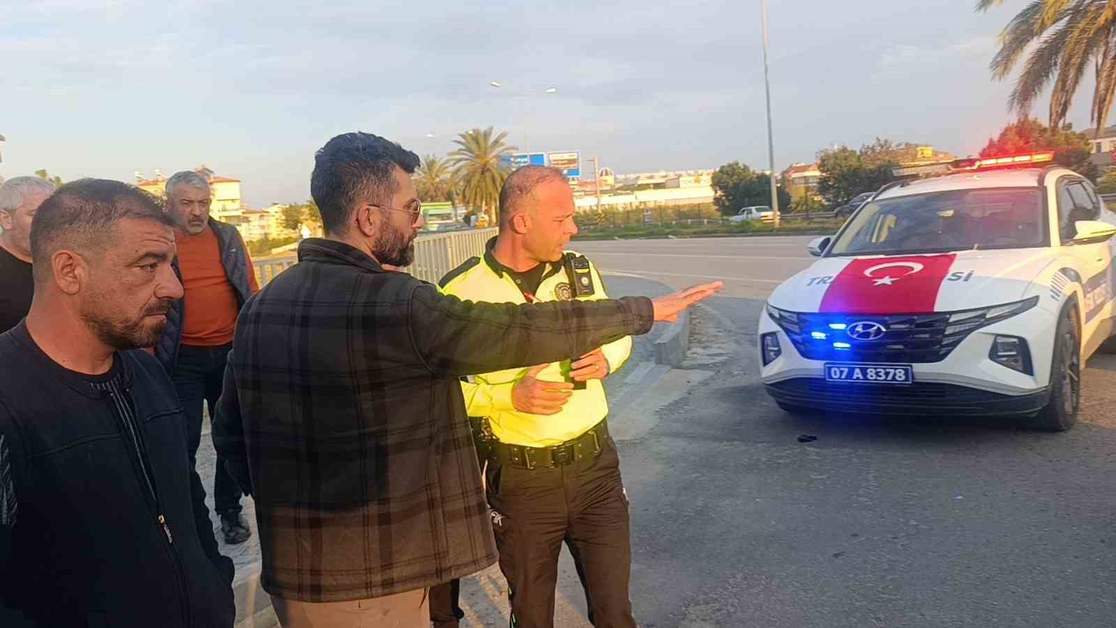 Çarpmanın etkisiyle 20 metre fırlayıp refüjdeki toprağa düşüp hayata tutundular: 2 yaralı
