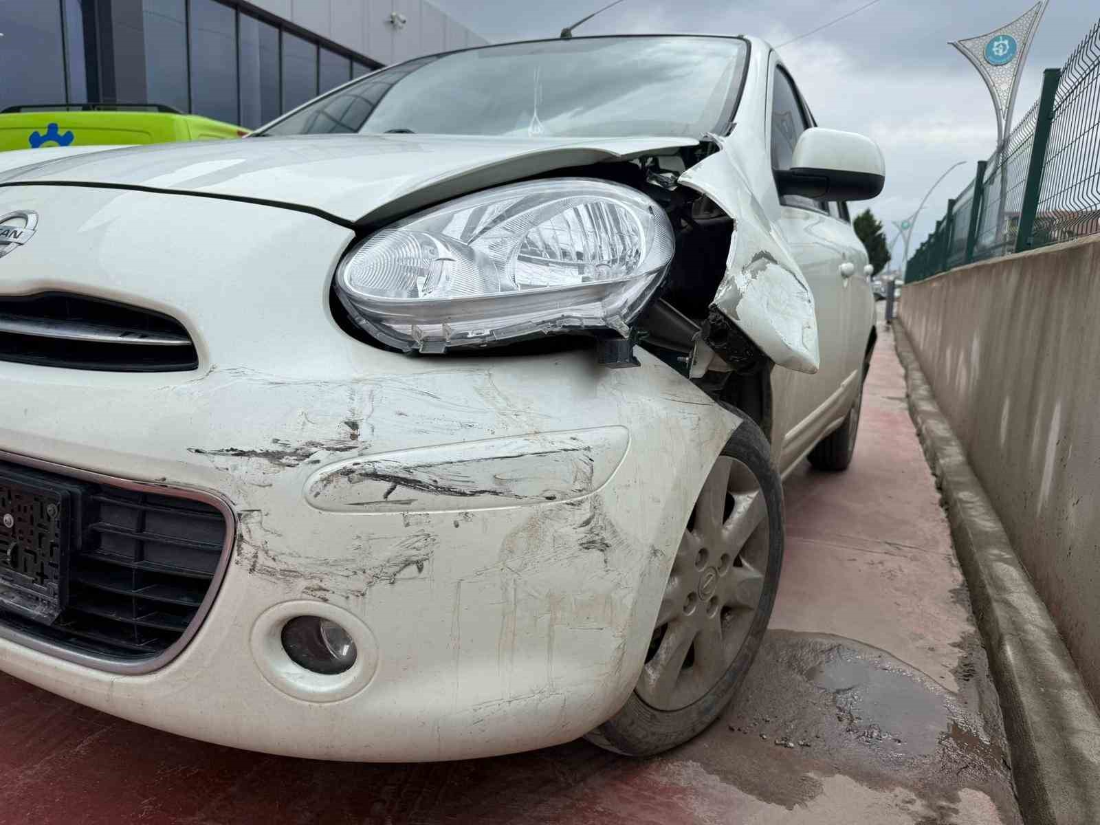 Çarptığı araca levye ile saldırdı, giderken ışıklı çiçek buketi bıraktı
