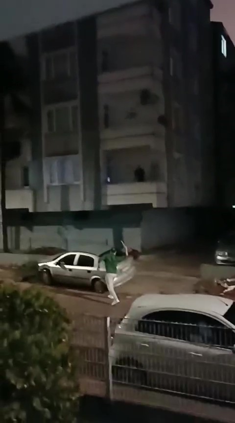 Çarptığı araca levye ile saldırdı, giderken ışıklı çiçek buketi bıraktı
