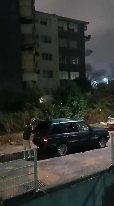 Çarptığı araca levye ile saldırdı, giderken ışıklı çiçek buketi bıraktı
