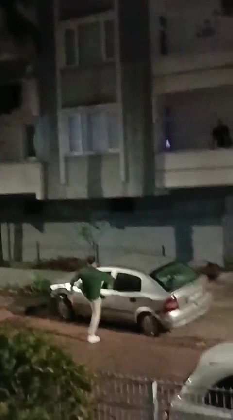 Çarptığı araca levye ile saldırdı, giderken ışıklı çiçek buketi bıraktı
