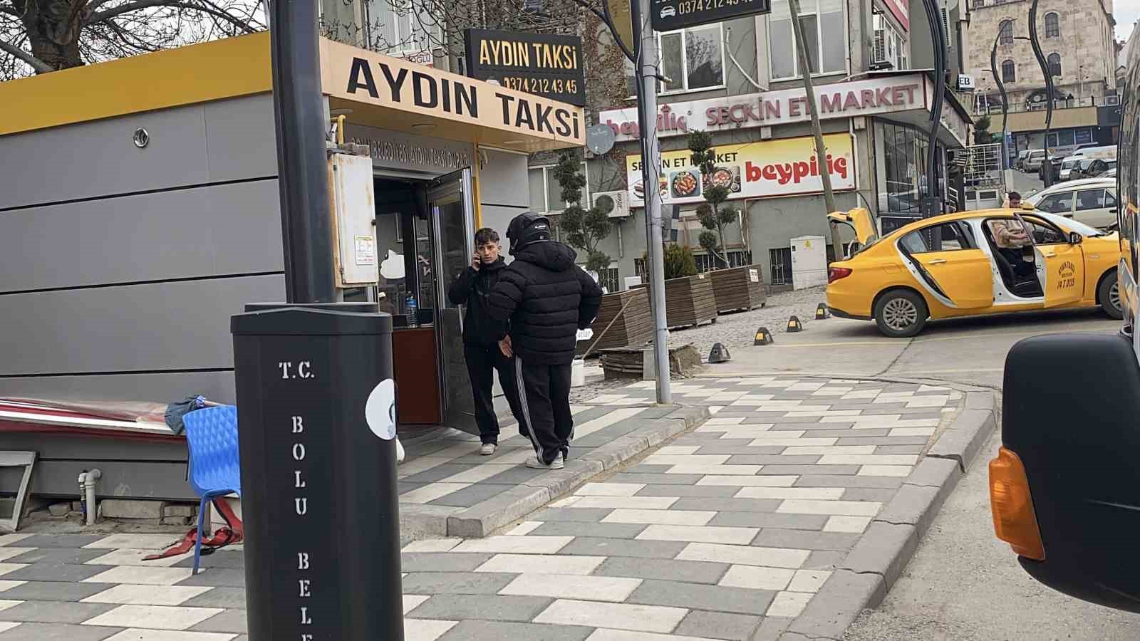 Çarptıkları yaşlı kadını taksi durağına bırakıp kaçtılar
