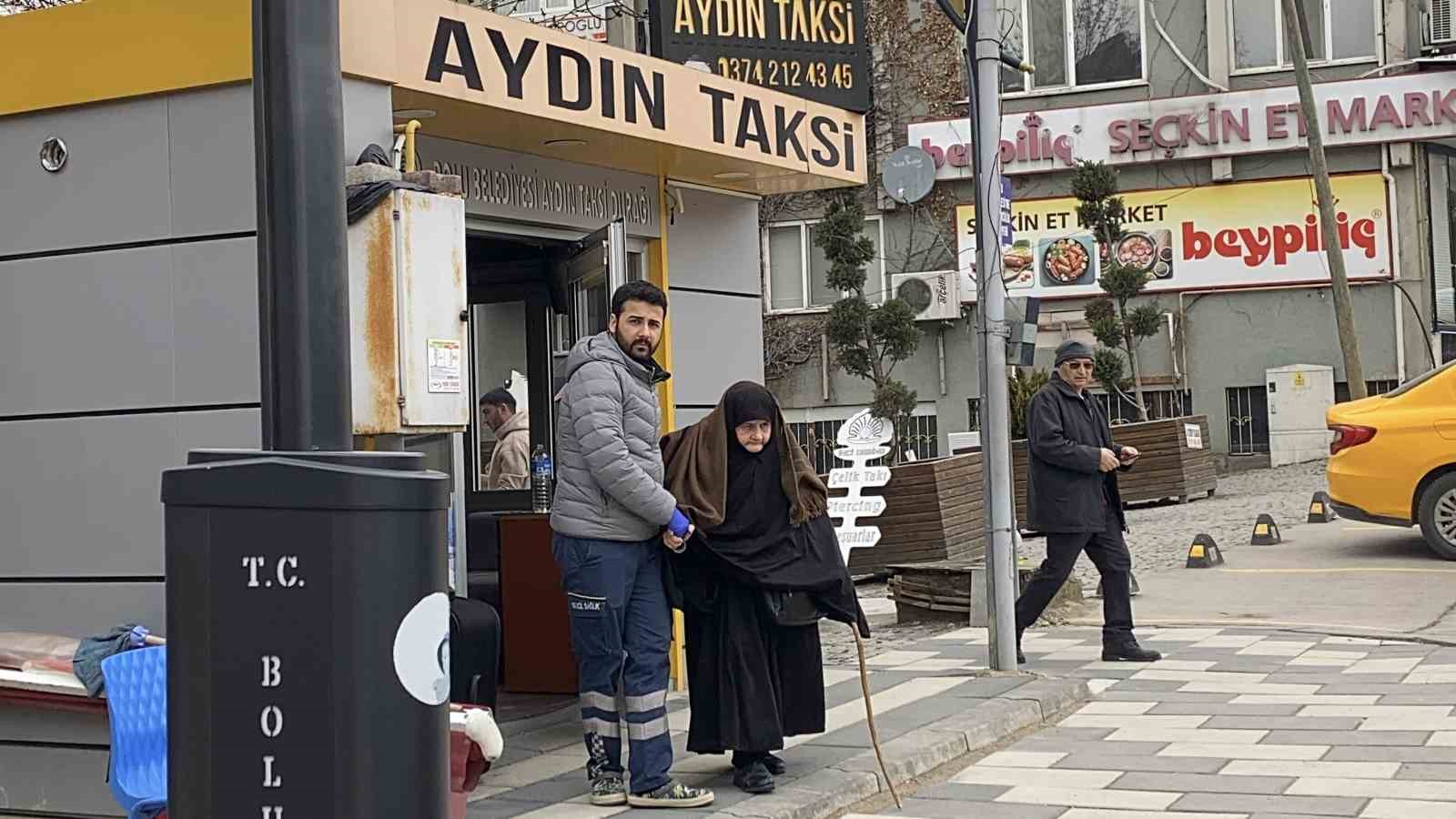 Çarptıkları yaşlı kadını taksi durağına bırakıp kaçtılar
