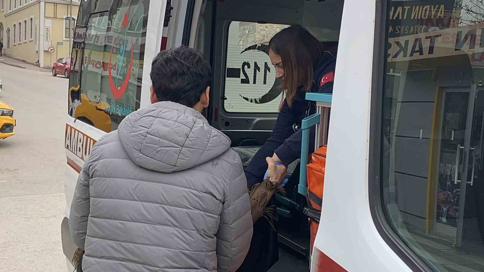 Çarptıkları yaşlı kadını taksi durağına bırakıp kaçtılar
