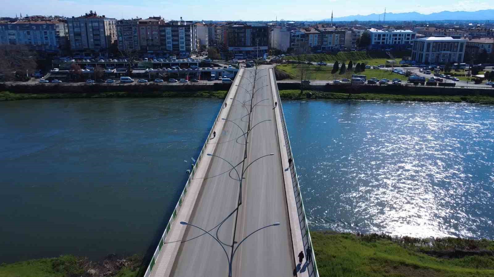Çarşamba Ali Fuat Başgil Köprüsü trafiğe kapatıldı
