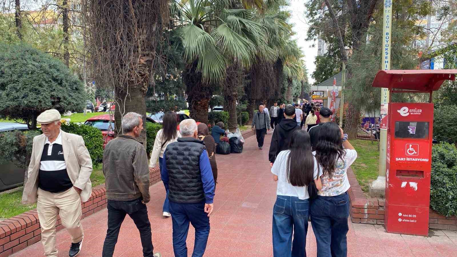 Çarşı ve sokaklarda bayram yoğunluğu
