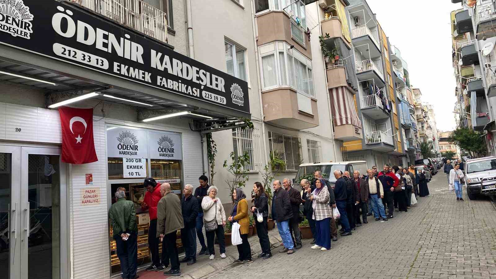 Çarşı ve sokaklarda bayram yoğunluğu
