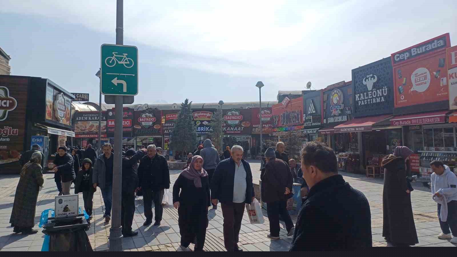 Çarşıda ramazan yoğunluğu devam ediyor
