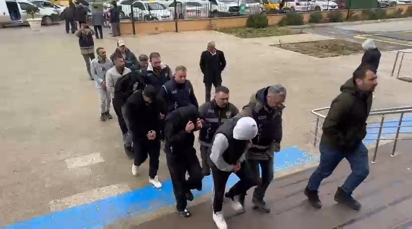 Casperlar liderine "Diplomatik Kaçış" operasyonu: Soruşturmada çarpıcı detaylar
Casperlar liderine "Diplomatik Kaçış" operasyonu: Soruşturmada çarpıcı detaylar